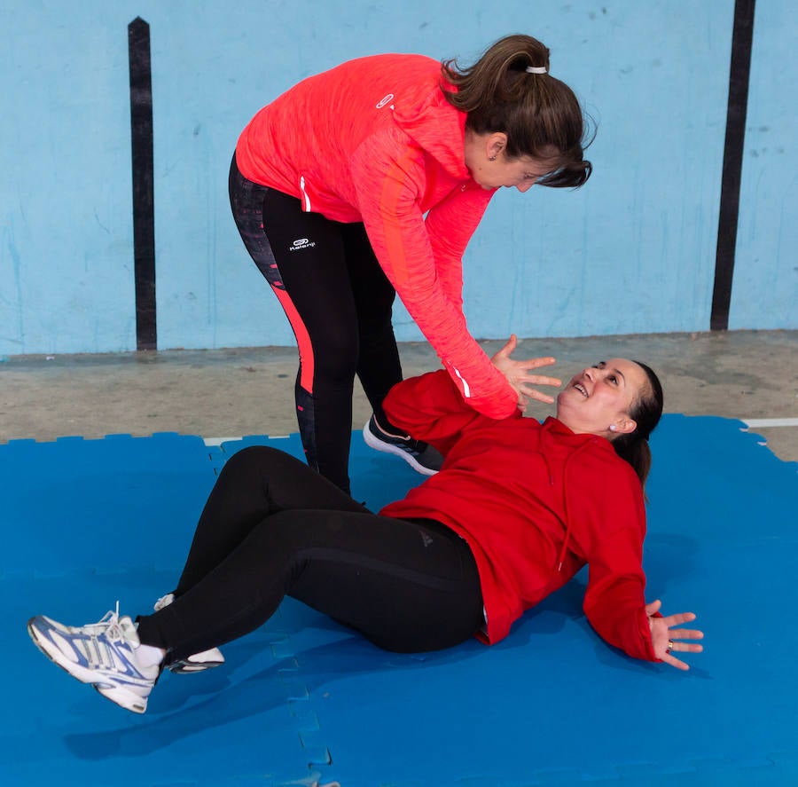 Ciento cincuenta mujeres han tomado parte este sábado en un curso gratuito de técnicas de defensa personal organizado por la Asociación Española de Guardias Civiles (AEGC) en Logroño