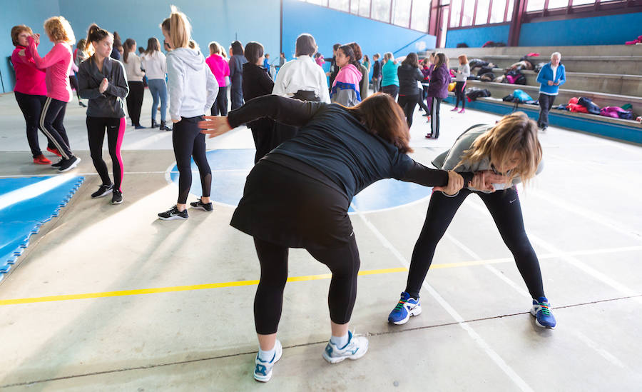 Ciento cincuenta mujeres han tomado parte este sábado en un curso gratuito de técnicas de defensa personal organizado por la Asociación Española de Guardias Civiles (AEGC) en Logroño