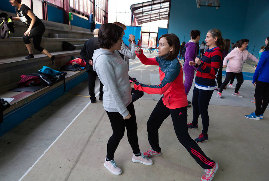 Ciento cincuenta mujeres han tomado parte este sábado en un curso gratuito de técnicas de defensa personal organizado por la Asociación Española de Guardias Civiles (AEGC) en Logroño