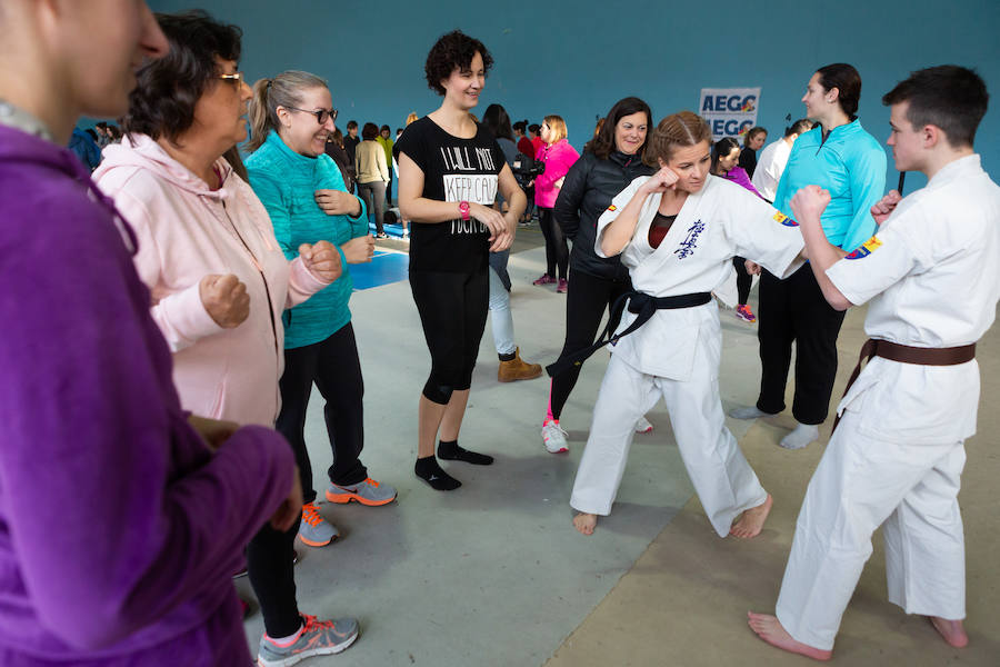 Ciento cincuenta mujeres han tomado parte este sábado en un curso gratuito de técnicas de defensa personal organizado por la Asociación Española de Guardias Civiles (AEGC) en Logroño