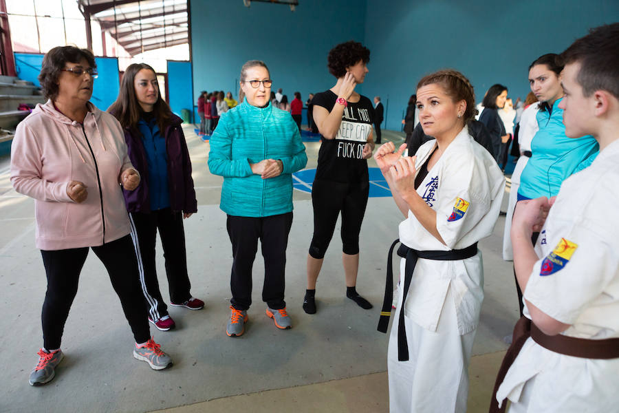 Ciento cincuenta mujeres han tomado parte este sábado en un curso gratuito de técnicas de defensa personal organizado por la Asociación Española de Guardias Civiles (AEGC) en Logroño