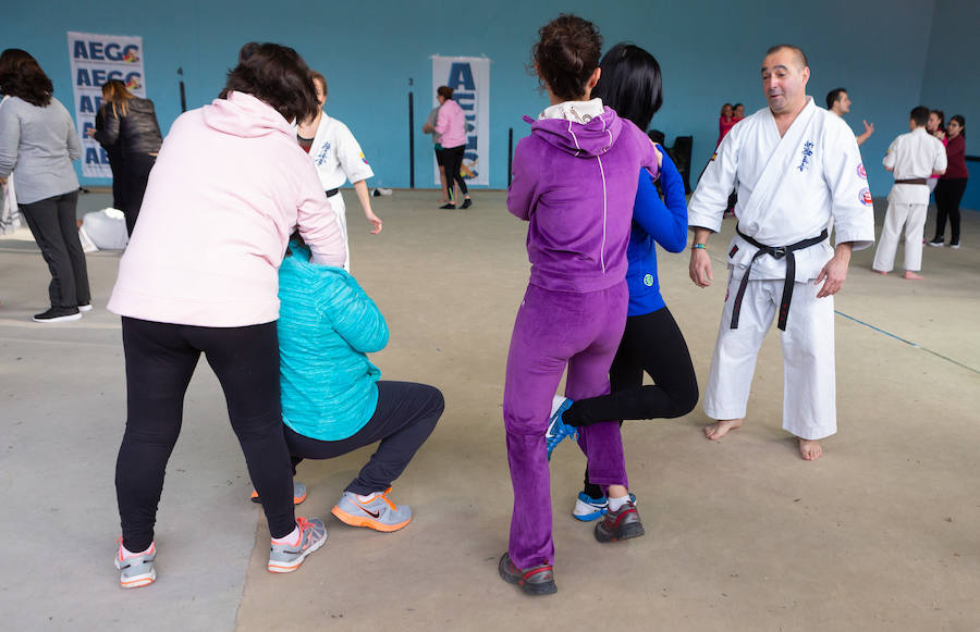 Ciento cincuenta mujeres han tomado parte este sábado en un curso gratuito de técnicas de defensa personal organizado por la Asociación Española de Guardias Civiles (AEGC) en Logroño