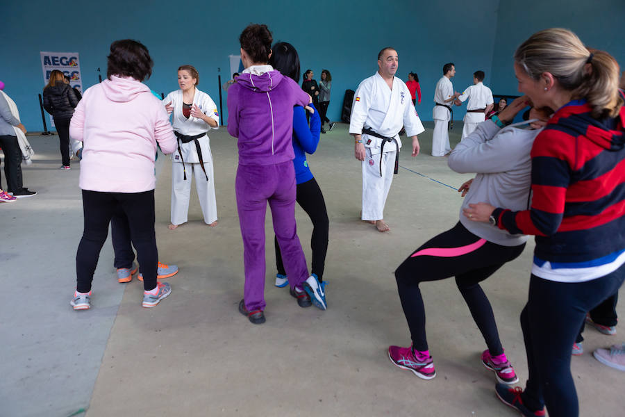 Ciento cincuenta mujeres han tomado parte este sábado en un curso gratuito de técnicas de defensa personal organizado por la Asociación Española de Guardias Civiles (AEGC) en Logroño