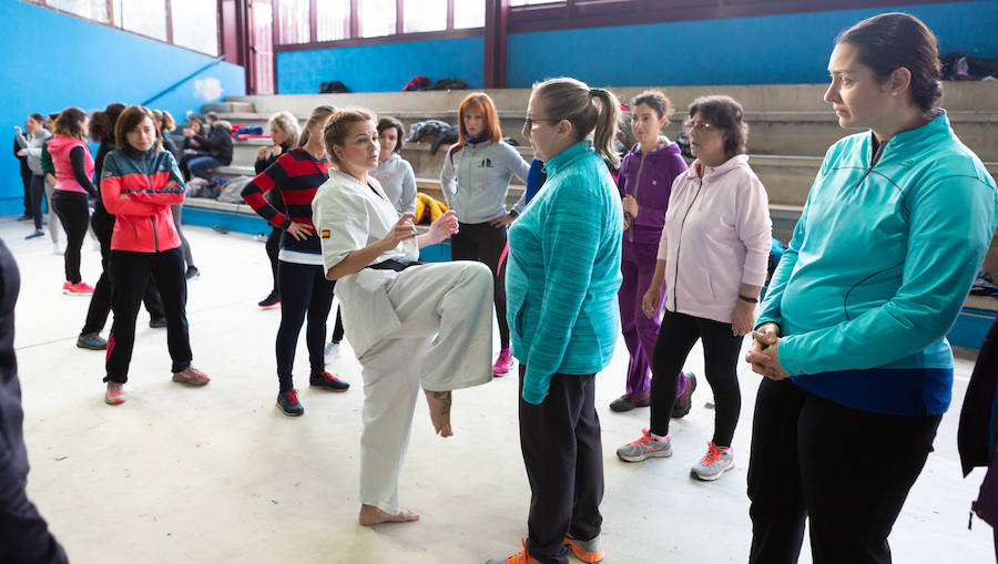 Ciento cincuenta mujeres han tomado parte este sábado en un curso gratuito de técnicas de defensa personal organizado por la Asociación Española de Guardias Civiles (AEGC) en Logroño