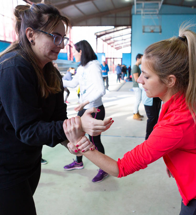 Ciento cincuenta mujeres han tomado parte este sábado en un curso gratuito de técnicas de defensa personal organizado por la Asociación Española de Guardias Civiles (AEGC) en Logroño