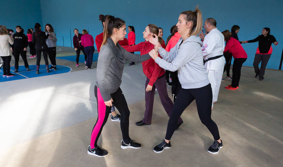 Ciento cincuenta mujeres han tomado parte este sábado en un curso gratuito de técnicas de defensa personal organizado por la Asociación Española de Guardias Civiles (AEGC) en Logroño