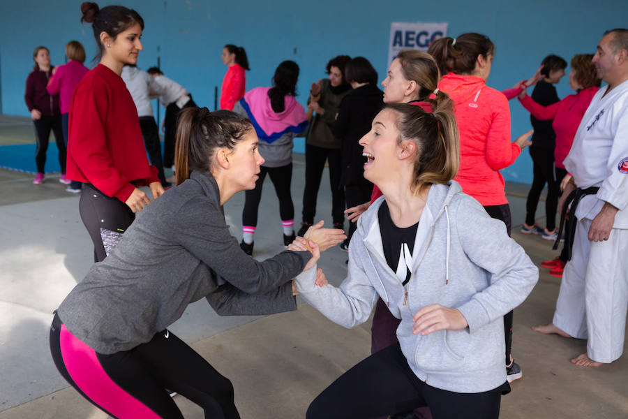Ciento cincuenta mujeres han tomado parte este sábado en un curso gratuito de técnicas de defensa personal organizado por la Asociación Española de Guardias Civiles (AEGC) en Logroño