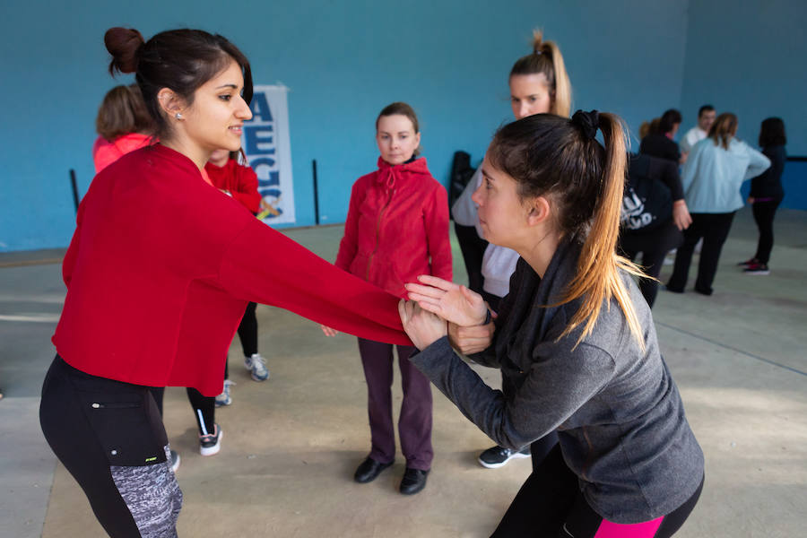 Ciento cincuenta mujeres han tomado parte este sábado en un curso gratuito de técnicas de defensa personal organizado por la Asociación Española de Guardias Civiles (AEGC) en Logroño
