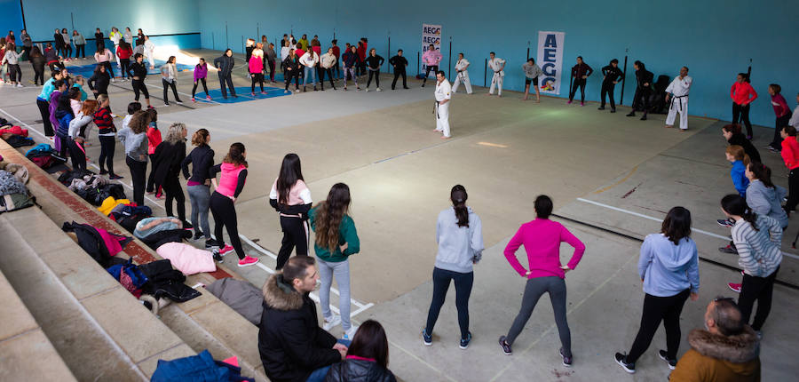 Ciento cincuenta mujeres han tomado parte este sábado en un curso gratuito de técnicas de defensa personal organizado por la Asociación Española de Guardias Civiles (AEGC) en Logroño