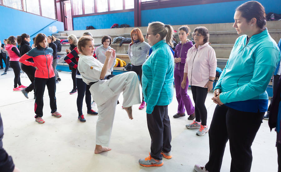 Ciento cincuenta mujeres han tomado parte este sábado en un curso gratuito de técnicas de defensa personal organizado por la Asociación Española de Guardias Civiles (AEGC) en Logroño