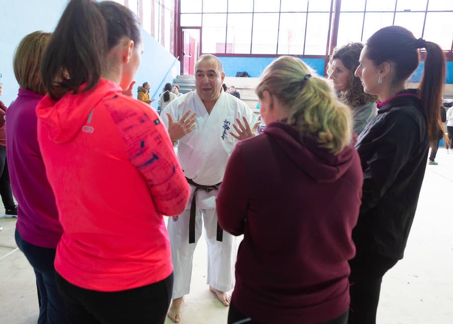 Ciento cincuenta mujeres han tomado parte este sábado en un curso gratuito de técnicas de defensa personal organizado por la Asociación Española de Guardias Civiles (AEGC) en Logroño