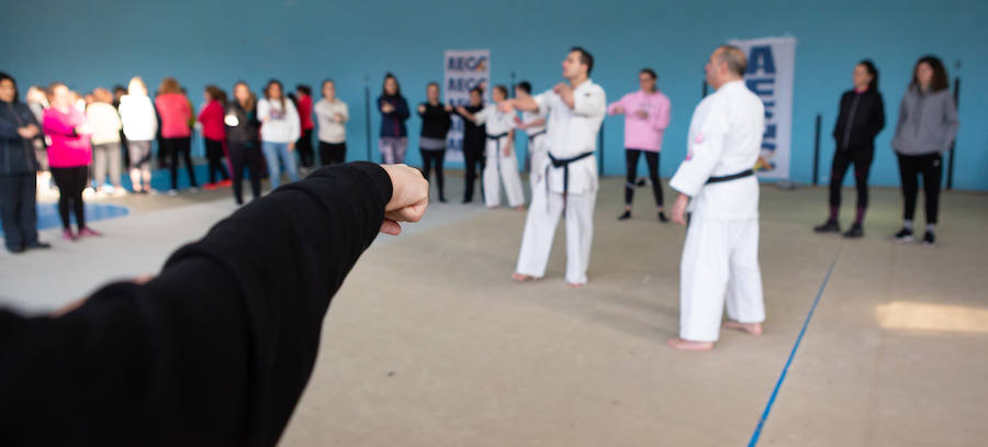 Ciento cincuenta mujeres han tomado parte este sábado en un curso gratuito de técnicas de defensa personal organizado por la Asociación Española de Guardias Civiles (AEGC) en Logroño