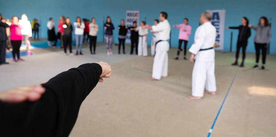 Ciento cincuenta mujeres han tomado parte este sábado en un curso gratuito de técnicas de defensa personal organizado por la Asociación Española de Guardias Civiles (AEGC) en Logroño