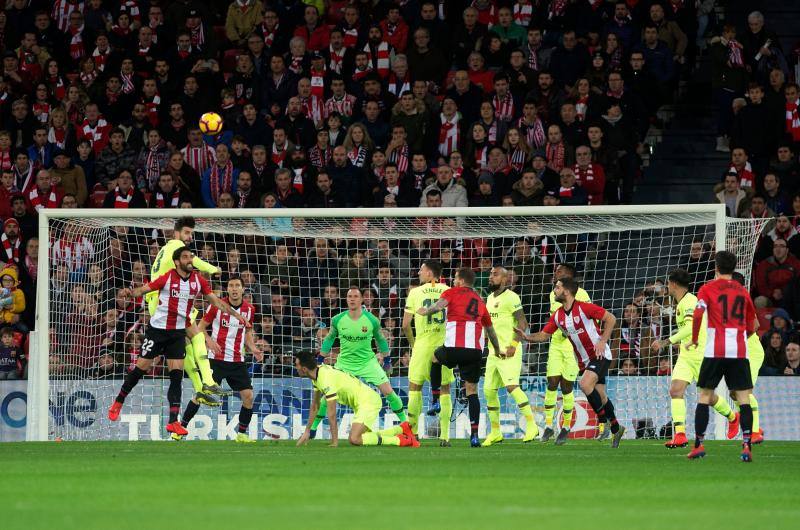 Jugadores del Athletic y Barcelona, durante el encuentro de este domingo. 