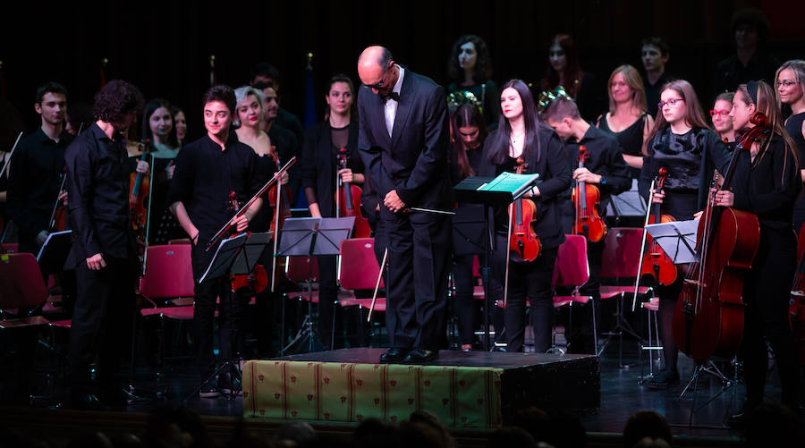 La Joven Orquesta de la Universidad de La Rioja (UR), bajo la batuta de Jesús Ubis, ofreció el sábado un concierto titulado 'Exotismo y Folklore en la Zarzuela', en el auditorio municipal de Logroño.