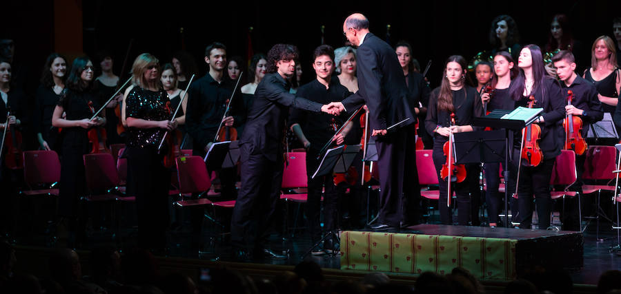 La Joven Orquesta de la Universidad de La Rioja (UR), bajo la batuta de Jesús Ubis, ofreció el sábado un concierto titulado 'Exotismo y Folklore en la Zarzuela', en el auditorio municipal de Logroño.