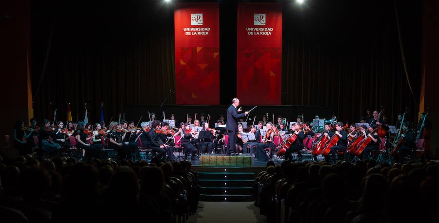 La Joven Orquesta de la Universidad de La Rioja (UR), bajo la batuta de Jesús Ubis, ofreció el sábado un concierto titulado 'Exotismo y Folklore en la Zarzuela', en el auditorio municipal de Logroño.