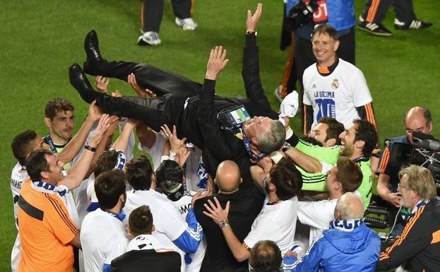 Carlo Ancelotti, manteado por la plantilla del Real Madrid que alzó la 'décima'. 