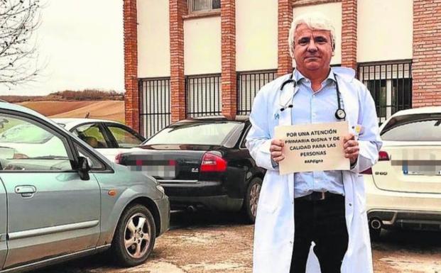 Un médico protesta ante el consultorio de Villarta. 