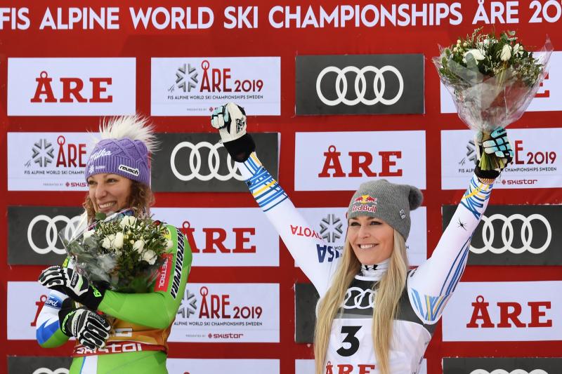 La campeona Stuhec, y la tercera clasificada, Lindsey Vonn.