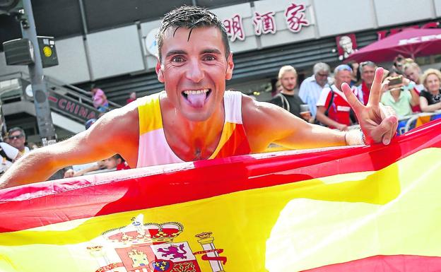 Camilo Santiago, con la bandera española, al acabar el pasado Europeo de maratón.