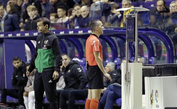 Jaime Latre revisa una jugada en el Levante-Valladolid a pie de césped