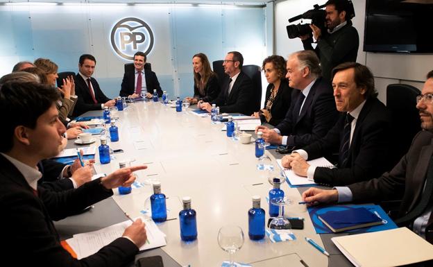 El presidente del PP, Pablo Casado (c), dirige la reunión del comité de dirección del partido. 