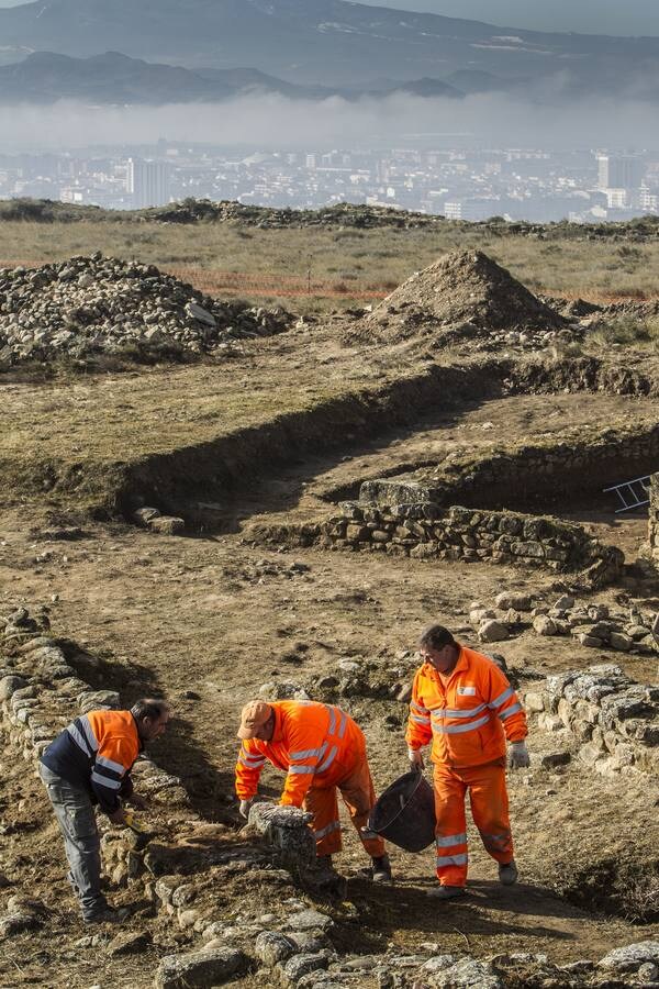 Avanza la primera fase de las excavaciones en el Monte Cantabria.