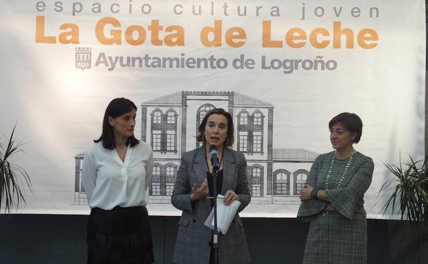 Gema Igual, alcaldesa de Santander, Cuca Gamarra, alcaldesa de Logroño, y Pilar Montes, concejal de Cultura. 