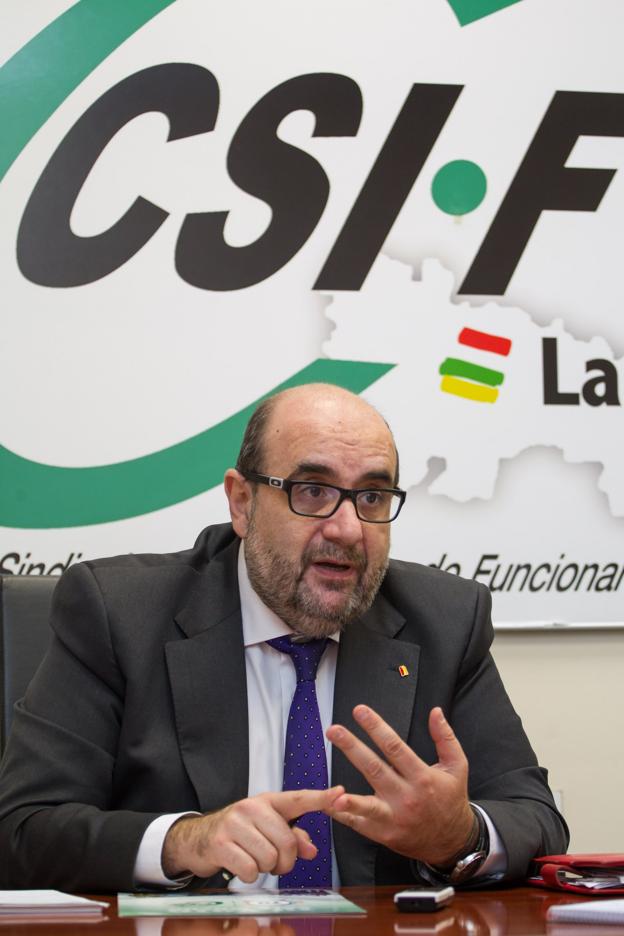 Miguel Borra, ayer, en la sede la CSIF en La Rioja. :: díaz uriel