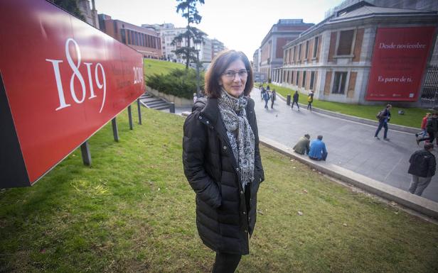 Nuria de Miguel, secretaria general de la Fundación Amigos del Prado, junto al museo de sus amores. 