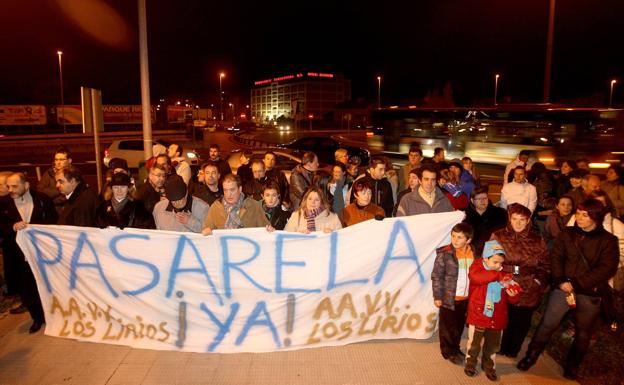 Manifestación de los vecinos de Los Lirios exigiendo la pasarela en 2013. 