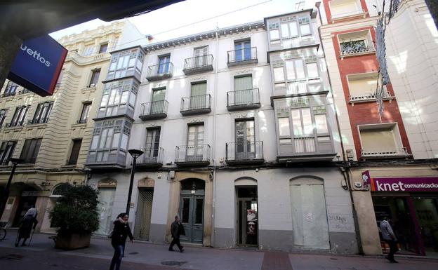 Edificio del número 12 de la calle Calvo Sotelo de Logroño que ha sido subastado. 