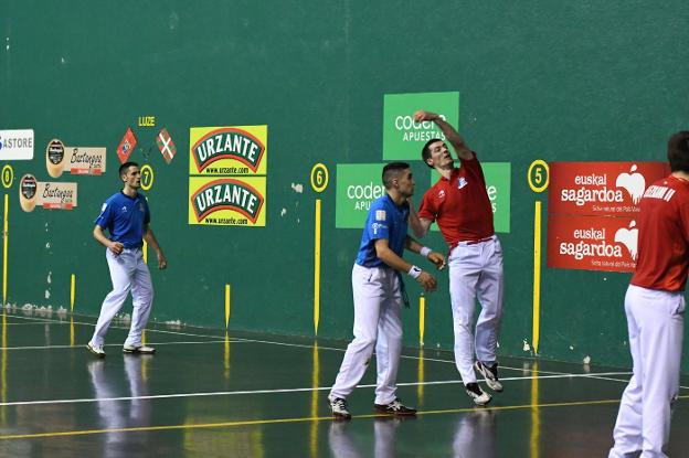 Rezusta golpea la pelota ante Víctor y Albisu durante un partido anterior. 