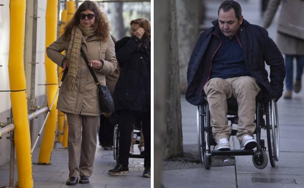 Izquierda. Fátima Peinado y Carmen Fernández caminan por Madrid. Derecha.Jonatan Ruipérez sortea un bache de la calle Serrano.