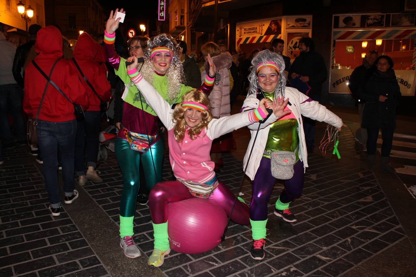 El gran desfile de Carnaval de Calahorra congregó a mayores y pequeños y terminó en la avenida del Pilar donde continuó la ambientación musical con 'Dj Casual'