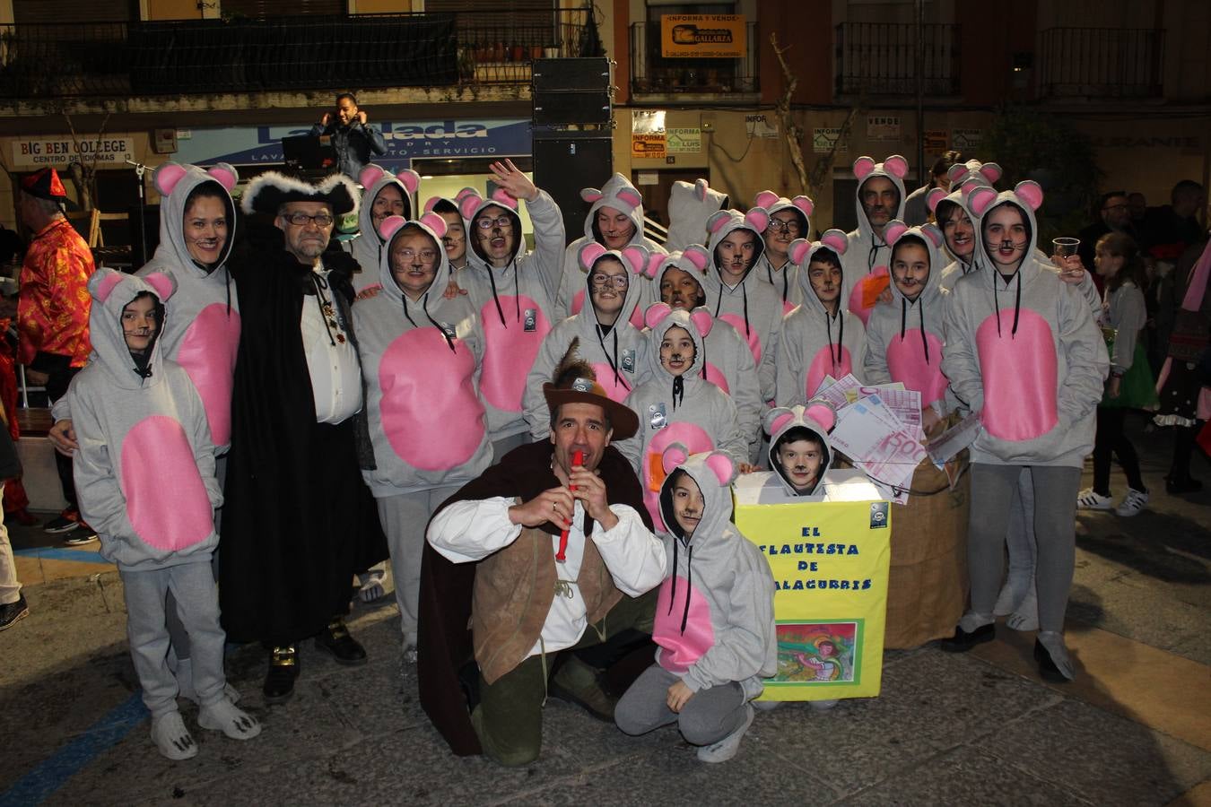 El gran desfile de Carnaval de Calahorra congregó a mayores y pequeños y terminó en la avenida del Pilar donde continuó la ambientación musical con 'Dj Casual'