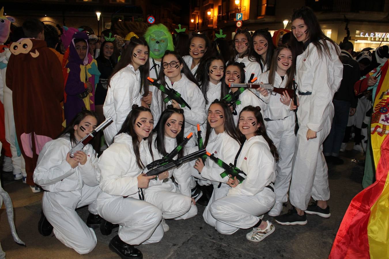 El gran desfile de Carnaval de Calahorra congregó a mayores y pequeños y terminó en la avenida del Pilar donde continuó la ambientación musical con 'Dj Casual'