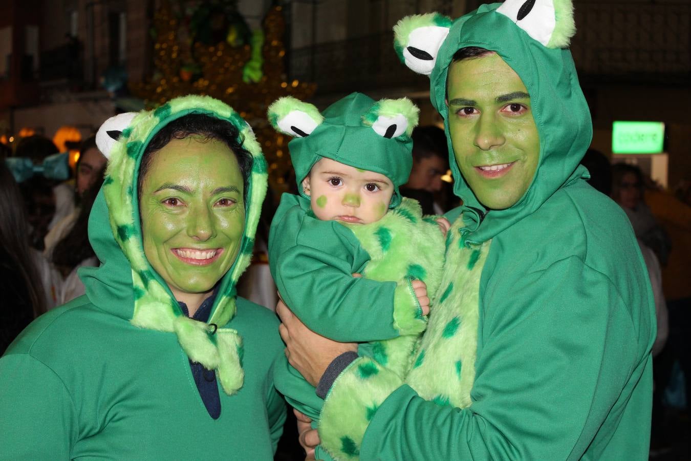 El gran desfile de Carnaval de Calahorra congregó a mayores y pequeños y terminó en la avenida del Pilar donde continuó la ambientación musical con 'Dj Casual'