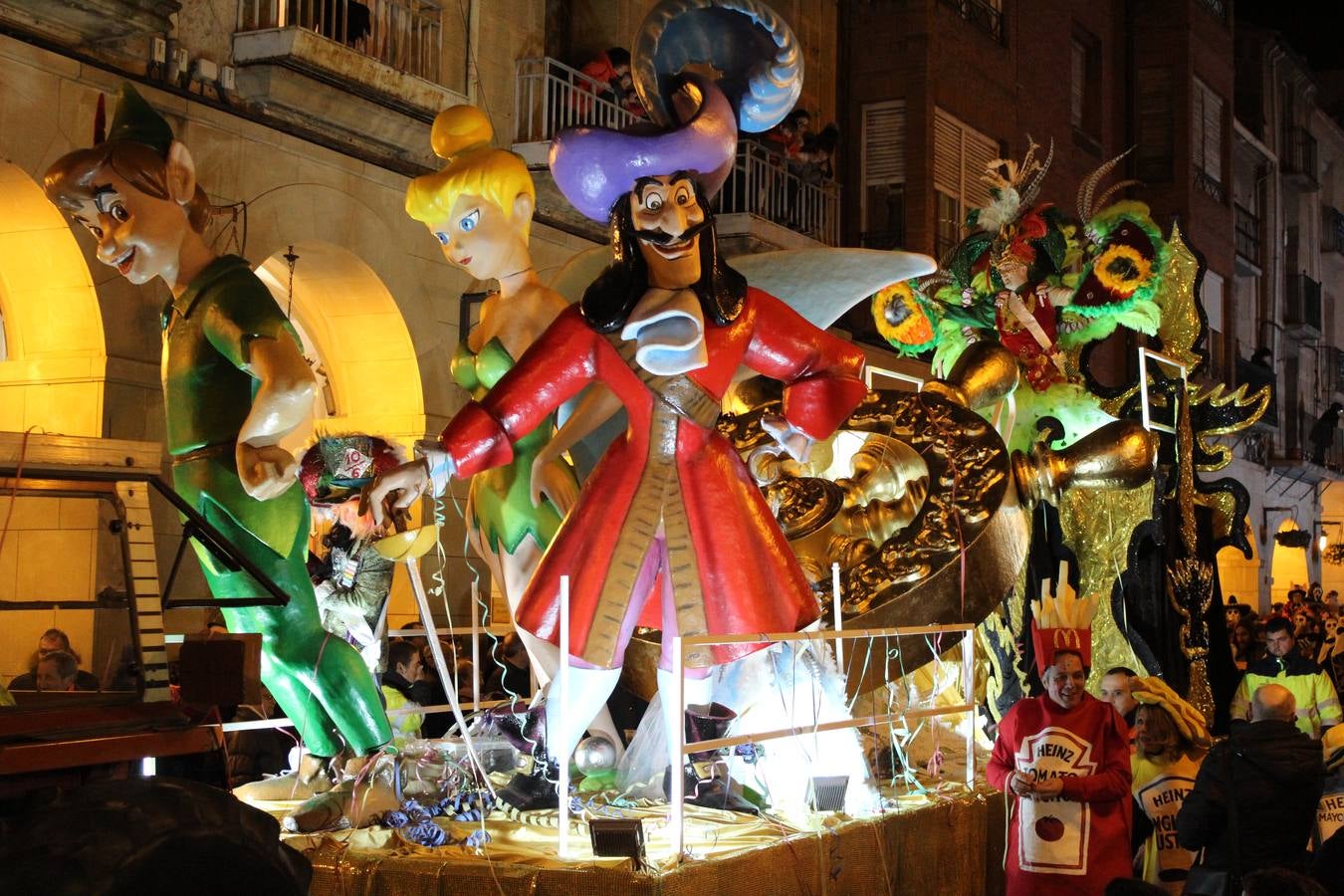 El gran desfile de Carnaval de Calahorra congregó a mayores y pequeños y terminó en la avenida del Pilar donde continuó la ambientación musical con 'Dj Casual'