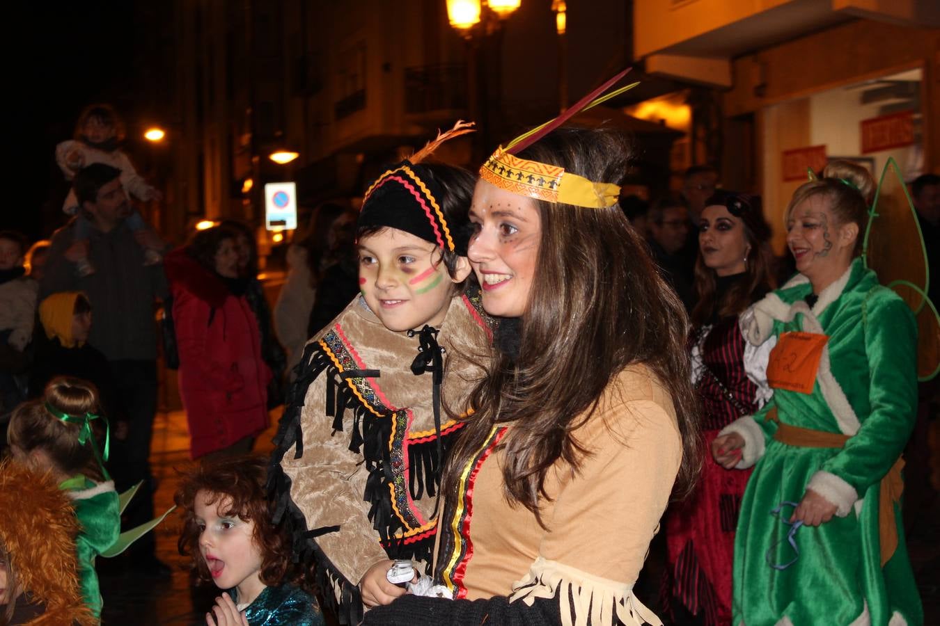 El gran desfile de Carnaval de Calahorra congregó a mayores y pequeños y terminó en la avenida del Pilar donde continuó la ambientación musical con 'Dj Casual'