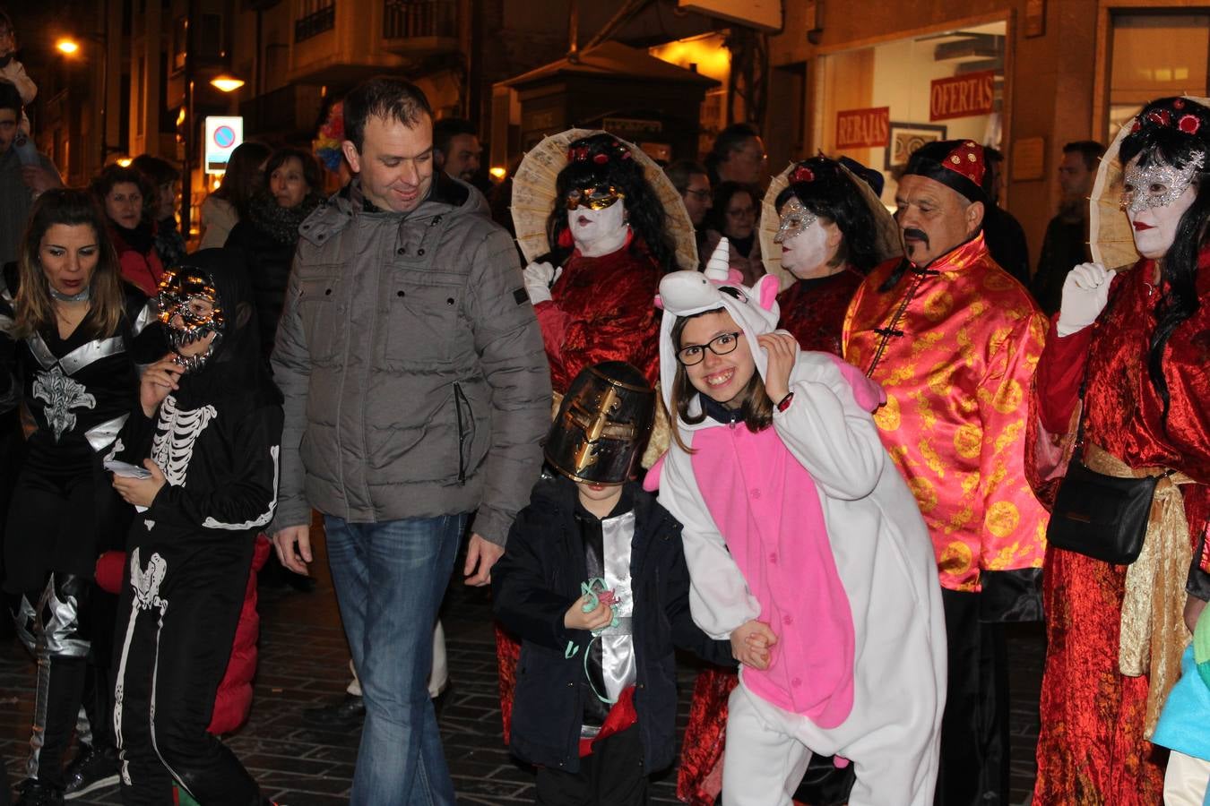 El gran desfile de Carnaval de Calahorra congregó a mayores y pequeños y terminó en la avenida del Pilar donde continuó la ambientación musical con 'Dj Casual'