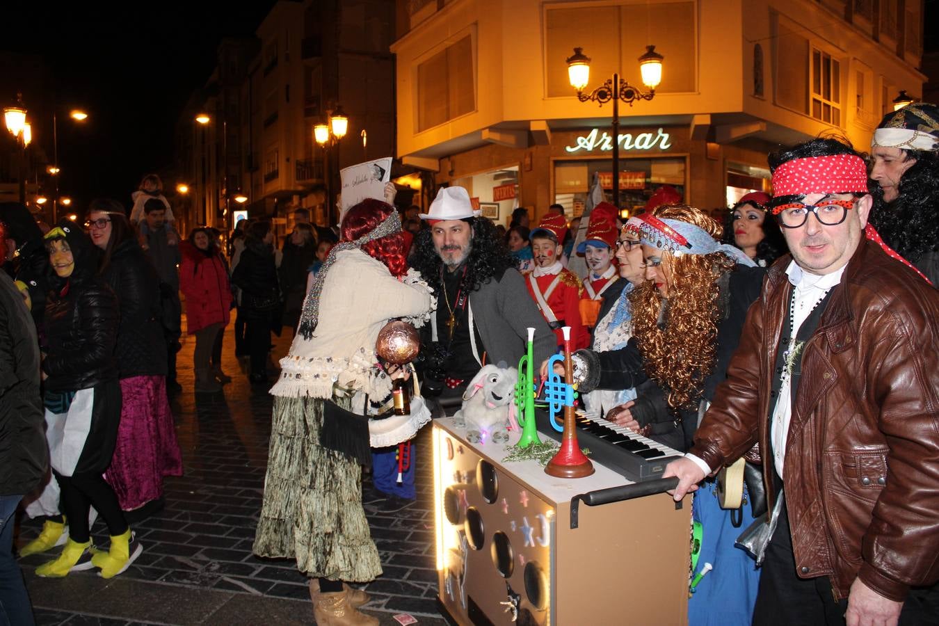 El gran desfile de Carnaval de Calahorra congregó a mayores y pequeños y terminó en la avenida del Pilar donde continuó la ambientación musical con 'Dj Casual'