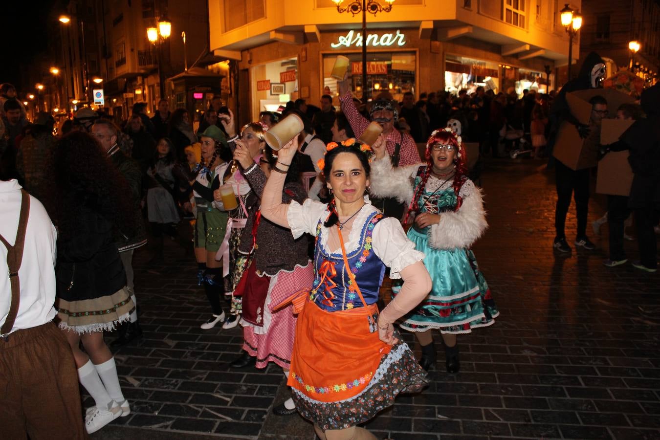 El gran desfile de Carnaval de Calahorra congregó a mayores y pequeños y terminó en la avenida del Pilar donde continuó la ambientación musical con 'Dj Casual'