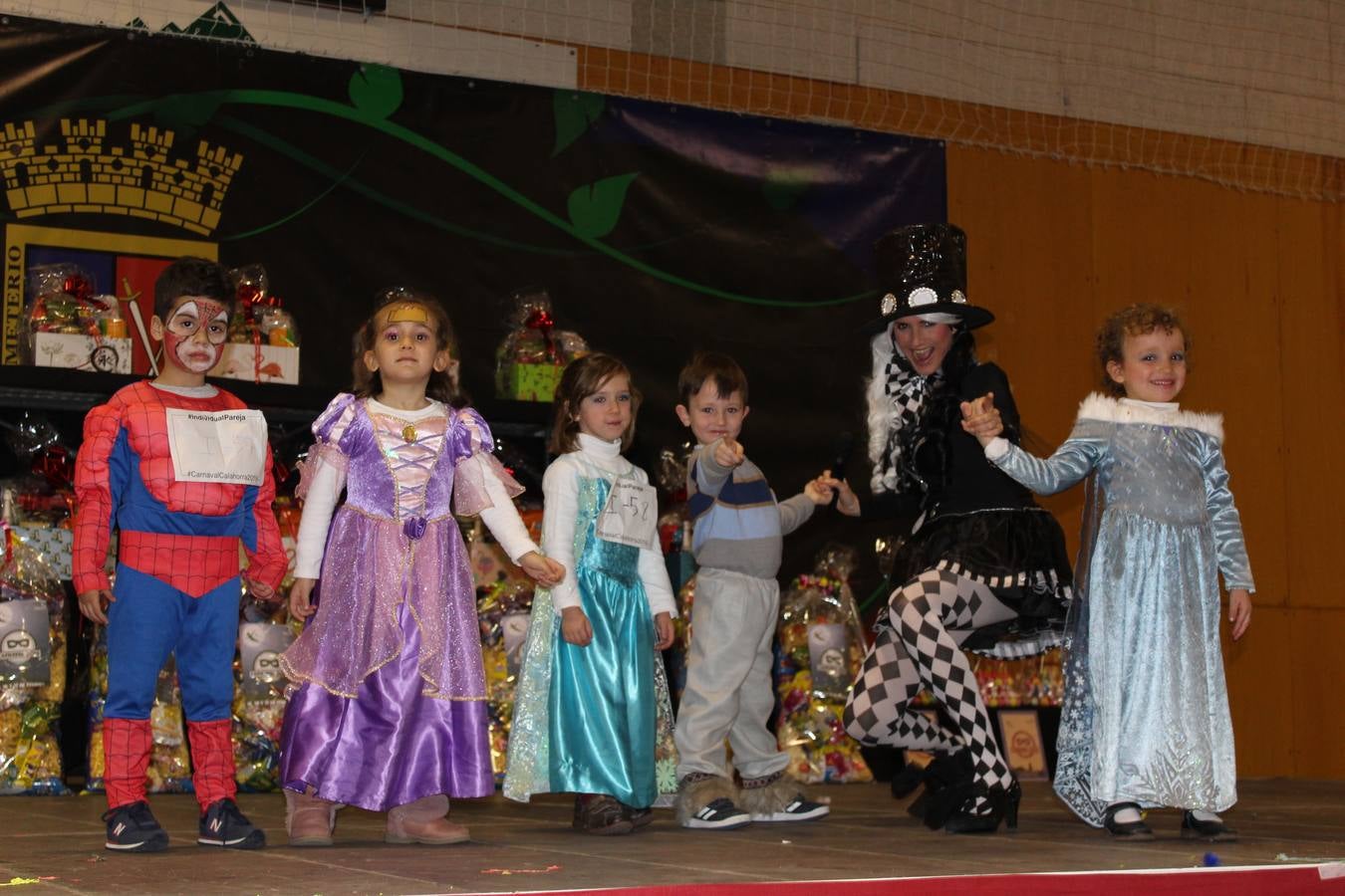 El gran desfile de Carnaval de Calahorra congregó a mayores y pequeños y terminó en la avenida del Pilar donde continuó la ambientación musical con 'Dj Casual'