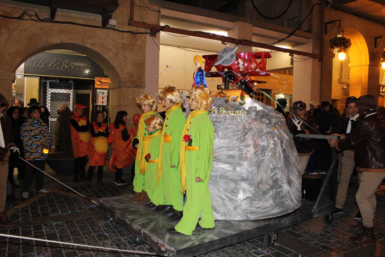 El gran desfile de Carnaval de Calahorra congregó a mayores y pequeños y terminó en la avenida del Pilar donde continuó la ambientación musical con 'Dj Casual'