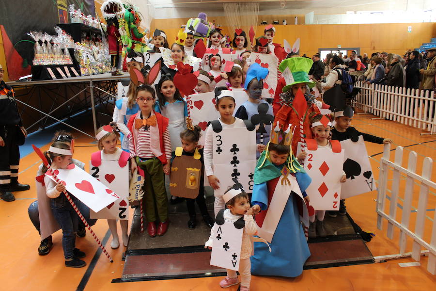 Veintitrés niños en la categoría individual y parejas y sesenta y dos en grupos participaron en el Carnaval de papel