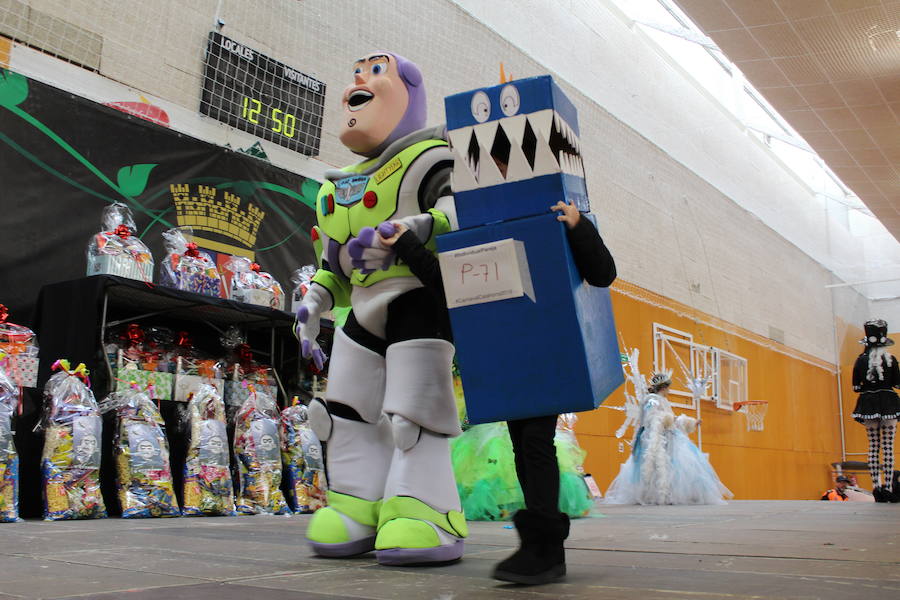 Veintitrés niños en la categoría individual y parejas y sesenta y dos en grupos participaron en el Carnaval de papel