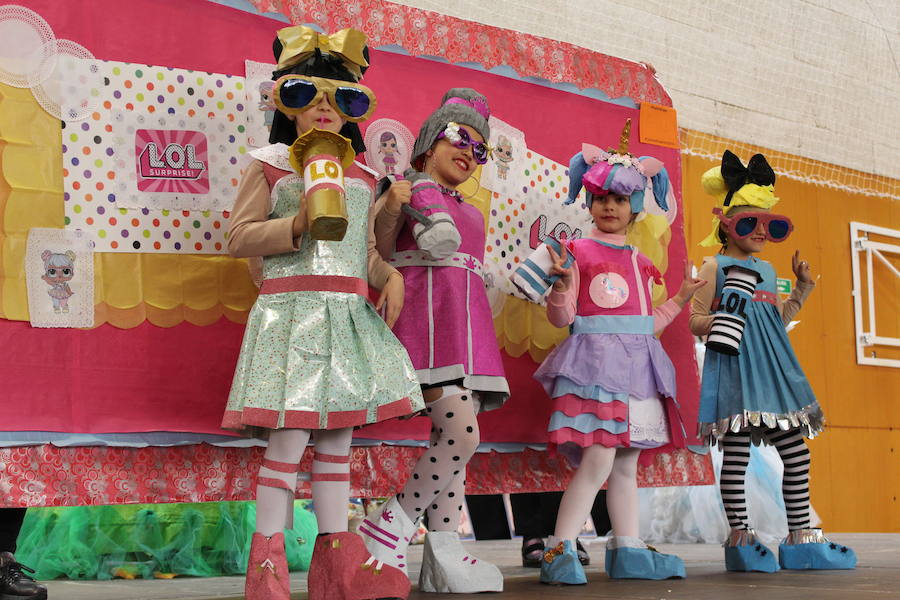 Veintitrés niños en la categoría individual y parejas y sesenta y dos en grupos participaron en el Carnaval de papel