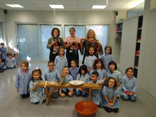 Un grupo de escolares en el taller de elaboración de chorizos. :: 